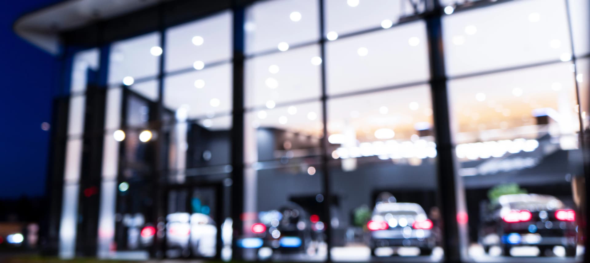 Auto im Autohaus – KfzGo digitale Fahrzeugzulassung B2B